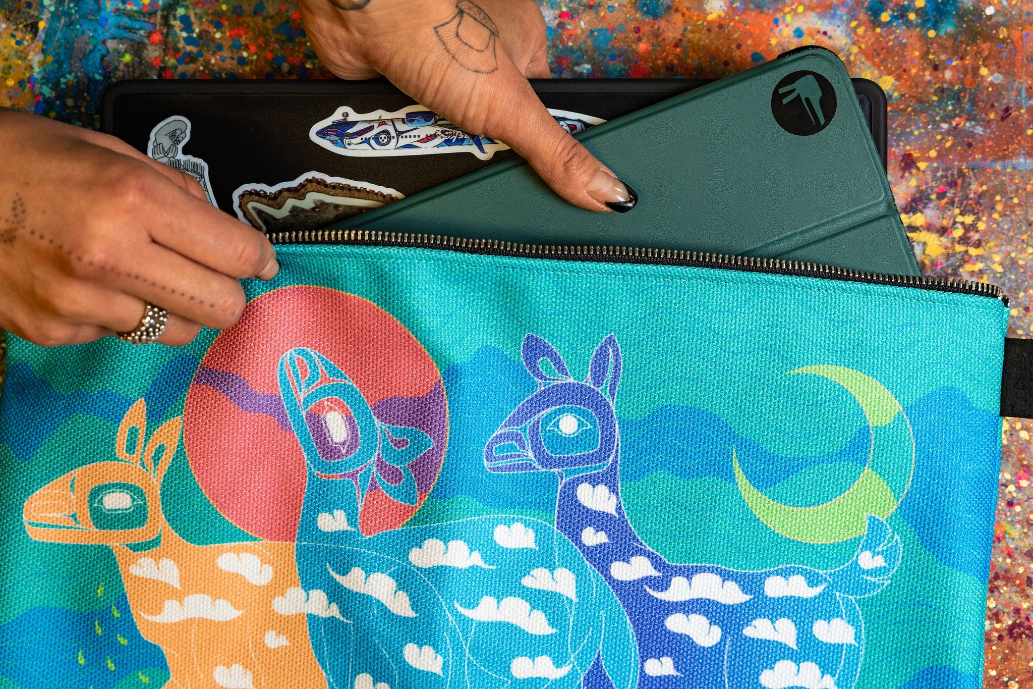 Aasgutuyík G̱uwakaan Carry-all Flat Bag (16") - Image 2